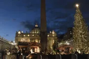 Vaticano ilumina árbol de Navidad y pesebre de la Plaza de San Pedro