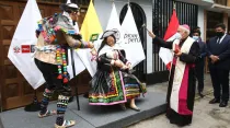 El Nuncio Apostólico en Perú, Mons. Nicola Girasoli, da la bendición al pesebre. Créditos: Vidal Tarqui / Agencia Andina 