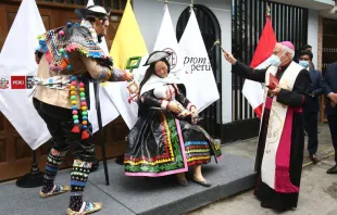 El Nuncio Apostólico en Perú, Mons. Nicola Girasoli, da la bendición al pesebre. Créditos: Vidal Tarqui / Agencia Andina  