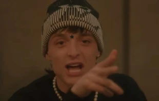 El famoso cantante Peso Pluma en el video de su canciu00f3n PRC. Cru00e9dito: Youtube Peso Pluma 