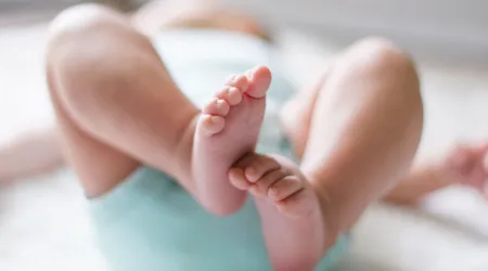 Abortistas destruyen muñeco de bebé que representaba a recién nacidos en actividad provida