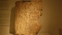 La Piedra de Pilato en el Museo de Israel / Crédito: Wikimedia Commons