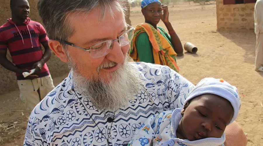 Con oración mantenemos la esperanza, dice superior de sacerdote secuestrado en Níger