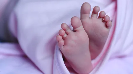 Ministra de Sanidad quiere que menores puedan abortar sin consentimiento de sus padres