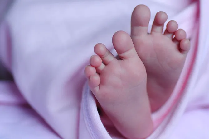 Ministra de Sanidad quiere que menores puedan abortar sin consentimiento de sus padres