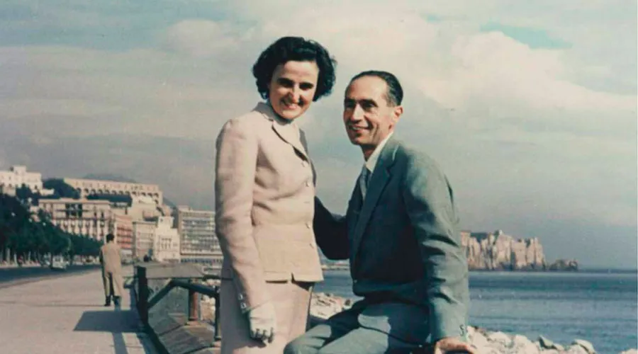 Santa Gianna y Pietro Molla durante su luna de miel en Nápoles, Italia, en septiembre de 1955 | Crédito: Cortesía de Gianna Emanuela Molla