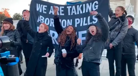 Feministas ingieren píldoras abortivas ante cámaras para “proteger” aborto legal