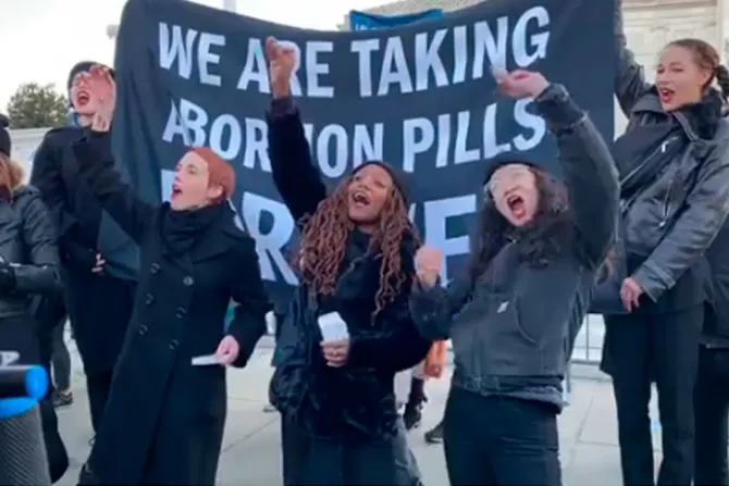 Feministas ingieren píldoras abortivas ante cámaras para “proteger” aborto legal