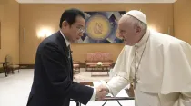 El Papa con el Primer Ministro de Japón. Crédito: Vatican Media