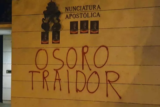 Atacan con pintadas iglesias en Madrid por próxima exhumación de restos de Franco