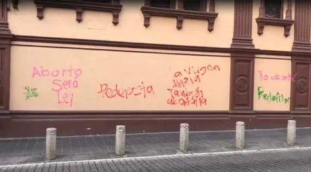 Feministas atacaron y pintaron paredes de iglesia y seminario en México