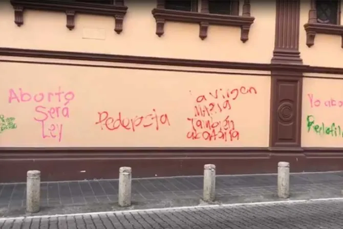 Feministas atacaron y pintaron paredes de iglesia y seminario en México