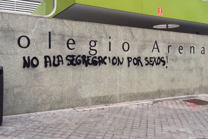 Feministas atacan colegio católico vetado en cabalgata de Reyes de Madrid