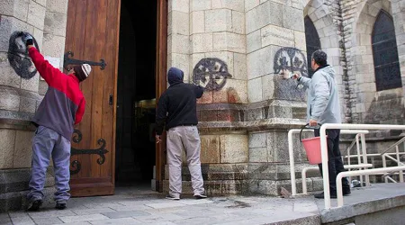 Exigen respeto tras manifestación y pintas mapuches en catedral de Argentina