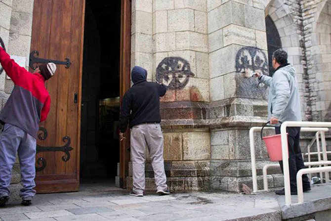 Exigen respeto tras manifestación y pintas mapuches en catedral de Argentina