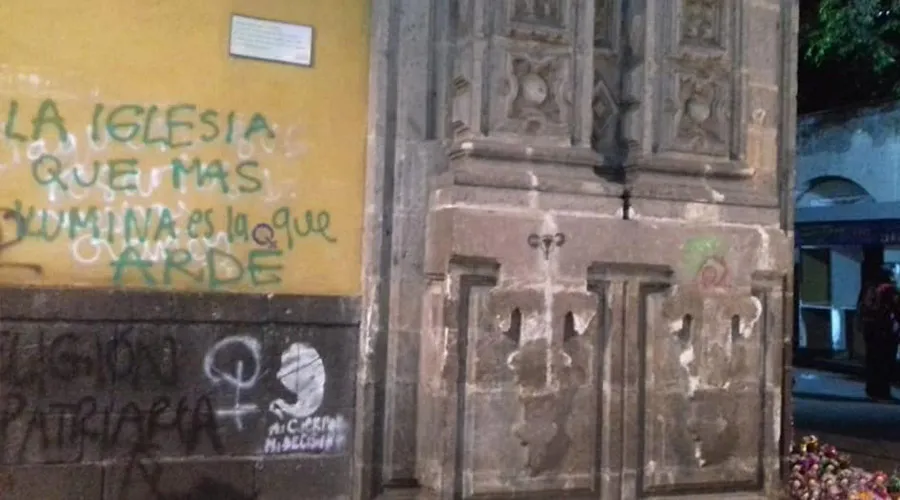 Denuncian pintas feministas en dos iglesias de Ciudad de México en el Día de la Mujer