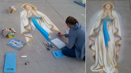Joven católica pinta a la Virgen María en acera para dar esperanza en cuarentena