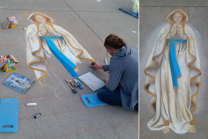 Joven católica pinta a la Virgen María en acera para dar esperanza en cuarentena
