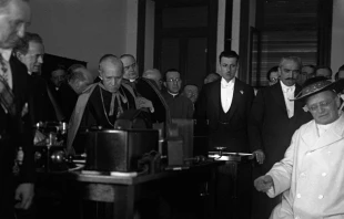 El Papa Pu00edo XI en la inauguraciu00f3n de Radio Vaticano. Cru00e9dito: Vatican Media 