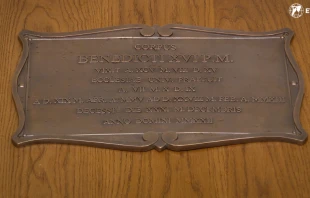 Placa colocada sobre el atau00fad de Benedicto XVI. Cru00e9dito: Captura de video / EWTN. 