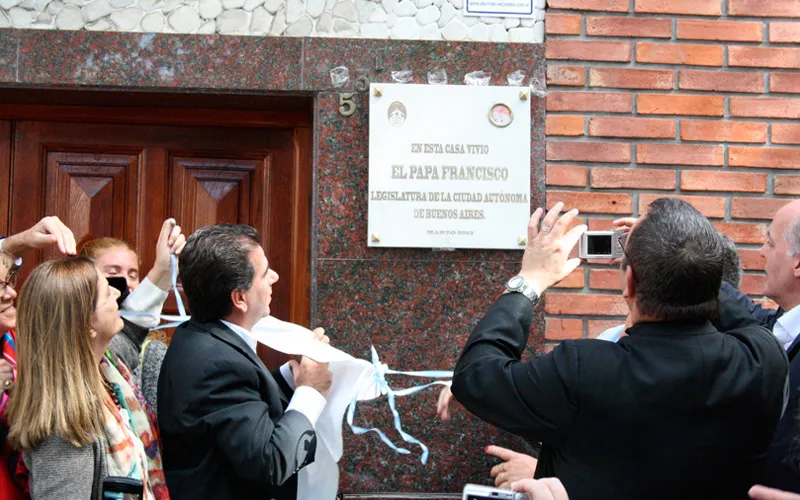 La placa colocada en abril de 2013 en la casa del Papa Francisco en Buenos Aires (Foto Walter Sánchez Silva / ACI Prensa)?w=200&h=150
