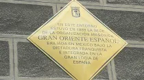 Placa en "homenaje" a la masonería en España. Foto: Twitter