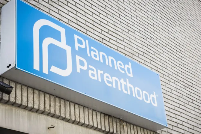 Atacan a golpes a providas que rezaban ante centro de abortos de Planned Parenthood