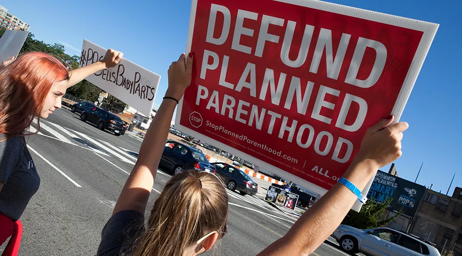 Cartel exigiendo cortar financiamiento público a Planned Parenthood, en reciente manifestación pro-vida en Washington D.C. Foto: Flickr American Life League (CC-BY-NC-2.0)