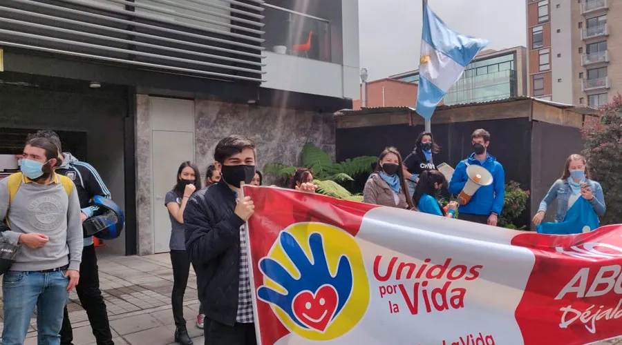 Plantón provida ante la embajada de Argentina en Colombia. Crédito: Unidos por la Vida?w=200&h=150