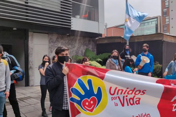 Colombianos presentan 78 mil firmas en rechazo al aborto en Argentina