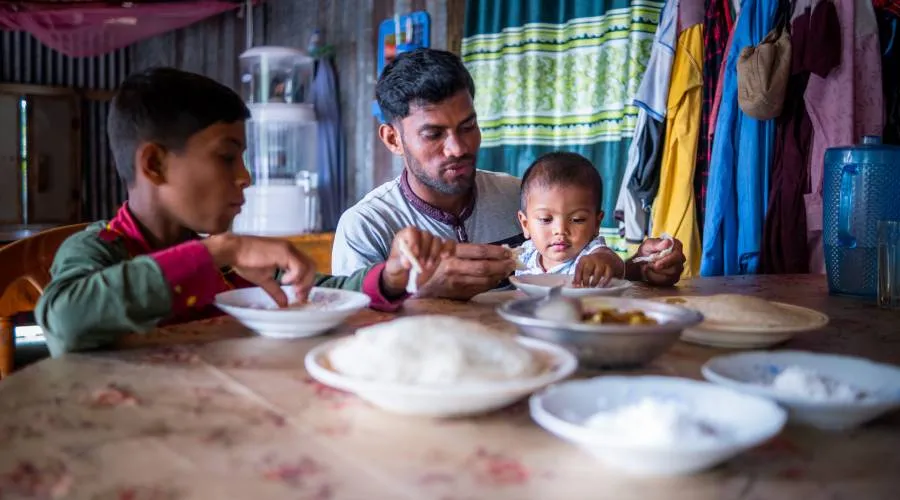 Noornobi desayuna junto a sus sobrinos en Bangladesh. Crédito: Catholic Relief Services.?w=200&h=150