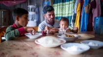 Noornobi desayuna junto a sus sobrinos en Bangladesh. Crédito: Catholic Relief Services.