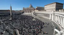 La Plaza de San Pedro del Vaticano durante el rezo del Ángelus este domingo. Foto: Vatican Media