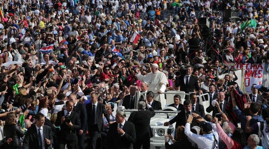 El Papa Francisco ante una multitud en la Plaza de San Pedro. Crédito: Daniel Ibáñez / ACI Prensa?w=200&h=150