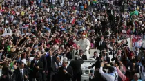 El Papa Francisco ante una multitud en la Plaza de San Pedro. Crédito: Daniel Ibáñez / ACI Prensa