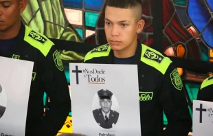 Policu00edas muestran fotos de efectivos asesinados en Colombia. Cru00e9dito: Twitter @DirectorPolicia 