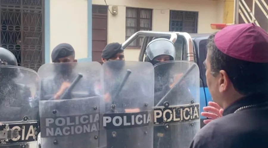 Mons. Rolando Álvarez cercado por policías de la dictadura de Daniel Ortega, a inicios de agosto, en la casa episcopal de Matagalpa. Crédito: Diócesis de Matagalpa
