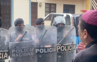 Mons. Rolando Josu00e9 u00c1lvarez Lagos frente al cerco policial impuesto por el ru00e9gimen de Daniel Ortega en la sede de la curia episcopal, el 4 de agosto. Cru00e9dito: Diu00f3cesis de Matagalpa. 