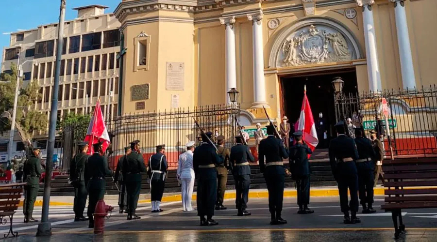 Algunos miembros de la policía ante la Catedral de Piura en la ceremonia de hoy. Crédito: ANDINA?w=200&h=150