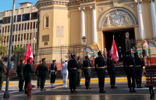 Algunos miembros de la policu00eda ante la Catedral de Piura en la ceremonia de hoy. Cru00e9dito: ANDINA 