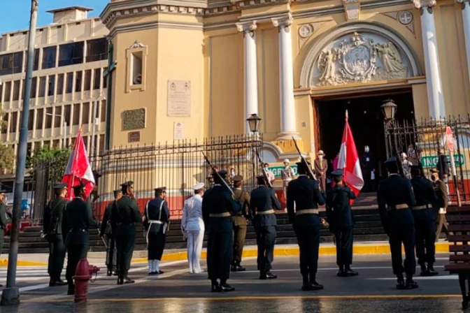 Arzobispo rinde homenaje a más de 500 policías muertos durante pandemia en Perú