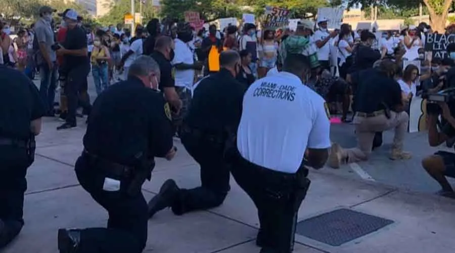 Policías de rodillas en momento de oración por George Floyd. Crédito: Departamento de Correcciones y Rehabilitación del condado de Miami-Dade.