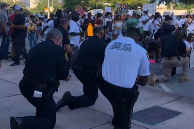 Muerte de George Floyd: Policías y manifestantes rezan juntos en Miami [FOTOS]
