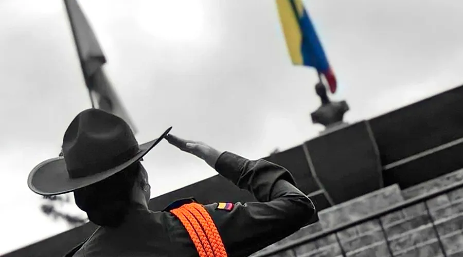 Policía colombiana saludando a la bandera. Crédito: Policía Nacional de Colombia