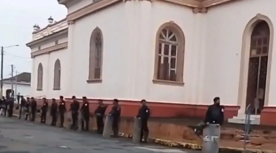 Policía de la dictadura asedia iglesia católica e impide procesión en Nicaragua