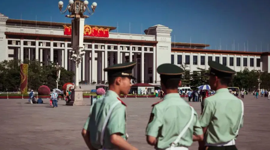 Policías en la plaza Tiananmén. Crédito: Alexandre Kuma via Flickr (CC BY-NC-SA 2.0)?w=200&h=150