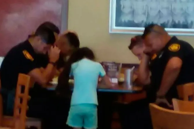 Niña de 8 años sorprende a policías con una tierna propuesta de oración