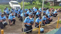 Policías arrodillados en Nicaragua horas antes del huracán ETA. Crédito: Twitter Visión Policial (Policía de Nicaragua)