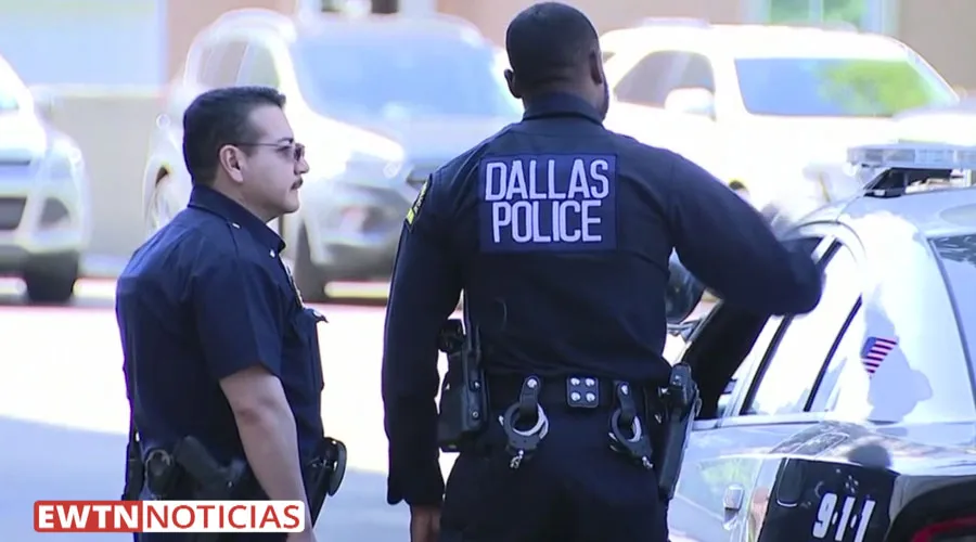 Policías en las afueras de la diócesis de Dallas. Captura de video EWTN Noticias?w=200&h=150