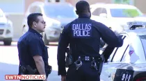 Policías en las afueras de la diócesis de Dallas. Captura de video EWTN Noticias